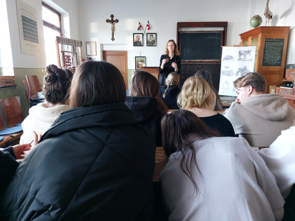 „Schule wie vor 100 Jahren – eine Reise in die Vergangenheit“